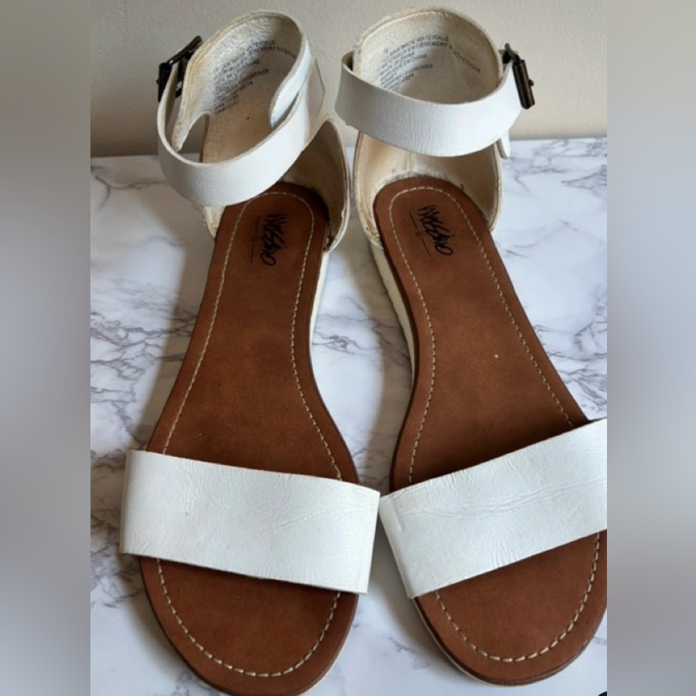 LIKE NEW Mossimo White Sandals 7.5